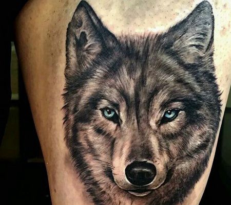 眼神坚定的看着某样东西的3D狼头纹身图案