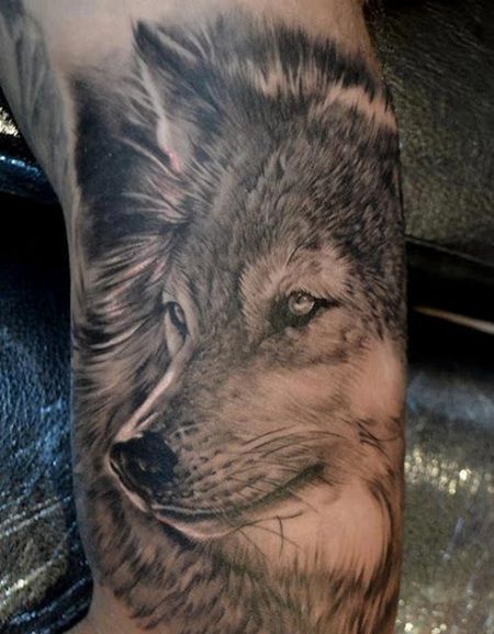 胳膊部位帅气的灰色狼头纹身图案