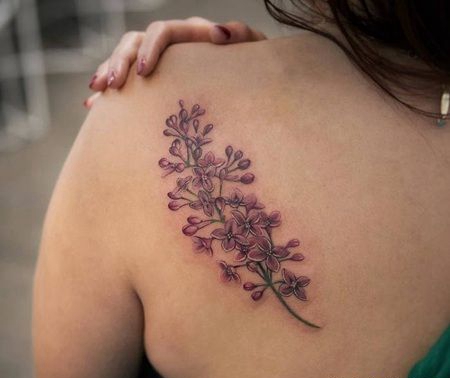 背部肩膀上有紫色淡紫色的丁香花纹身