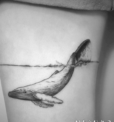 柔美优雅，腿部鲸鱼创意纹身图案