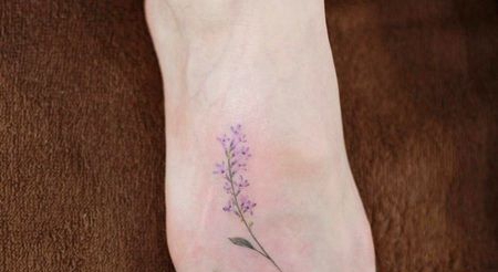 脚背淡紫色丁香花纹身图案十分好看