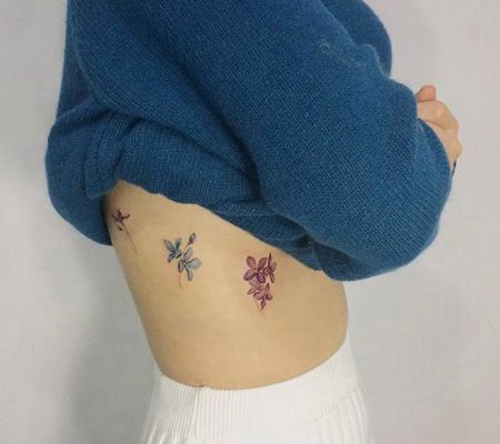腰部肋骨处三朵丁香花纹身图片
