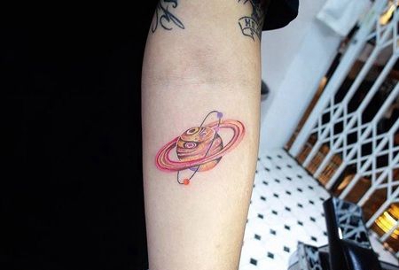 好看的手臂彩色太阳系纹身图案