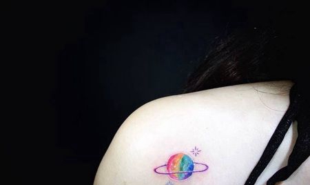 漂亮的后肩水彩系列星球纹身图案
