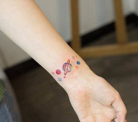 手腕多个彩色星球和雪花纹身图案