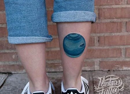 小腿处蓝色星球纹身图案