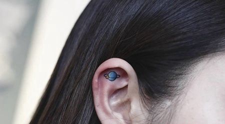 美女耳朵内部可爱的星球纹身