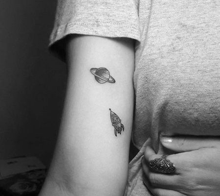 胳膊内侧黑白星球和火箭纹身图片