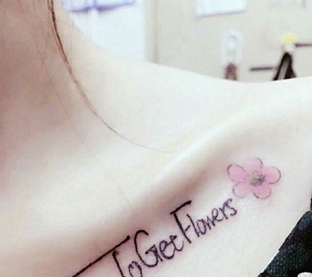 美女锁骨黑色英文TO GET FLOWERS和桃花纹身图案