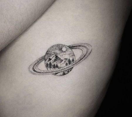 肋骨处很有创意的黑色山林地球点刺纹身图案