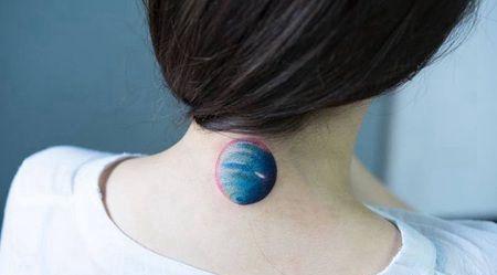 美女脖子蓝色星球纹身图片