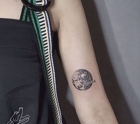 胳膊部位黑色地球和europa纹身图片