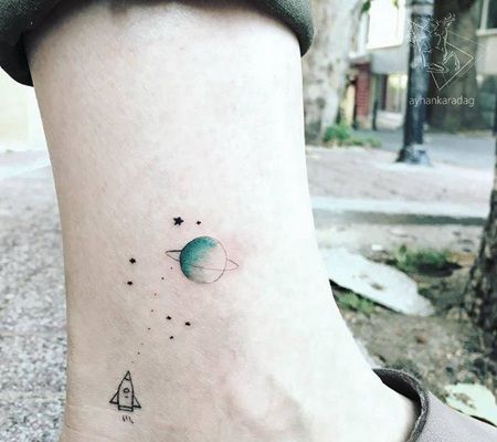 星星_宇宙飞船和半边浅蓝色星球小清新纹身