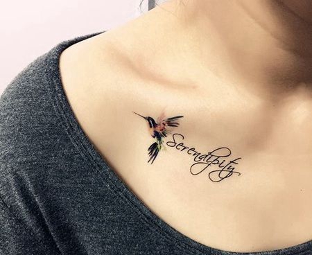 美女锁骨部位鸟和英文字母纹身图案