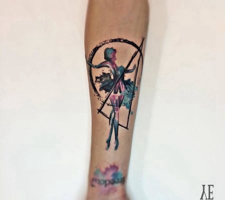 手臂跳芭蕾舞的女孩与几何形状纹身图案