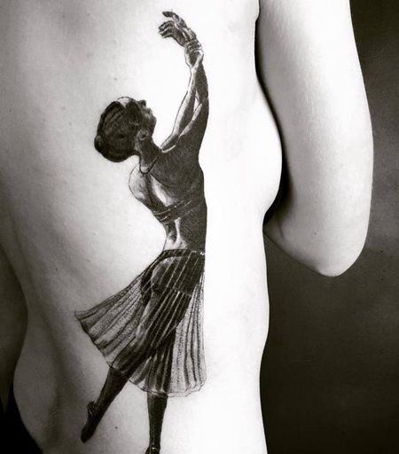 腰部黑白色跳舞女孩纹身图案