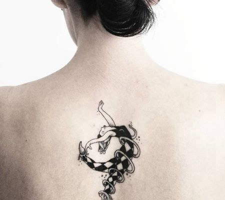 脊椎部位个性的跳舞女孩纹身图案