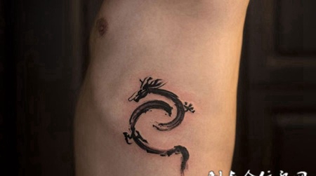 巨龙在天，侧胸水墨神龙图腾纹身图案