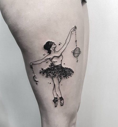一手拿着月亮吊坠一手拿着地球吊坠的黑白系芭蕾舞女孩纹身图片