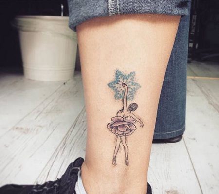 穿着花朵形状的裙子芭蕾舞女孩与雪花创意纹身图片