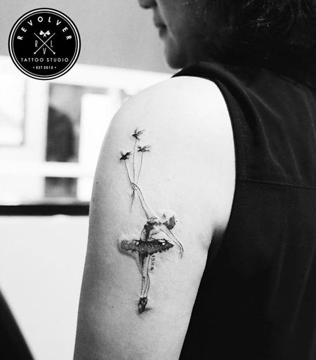 黑白系列的芭蕾舞女孩与三只鸟纹身图案