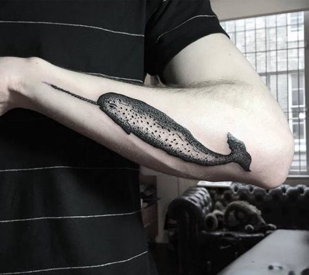 摆尾独角鲸黑白元素纹身图案