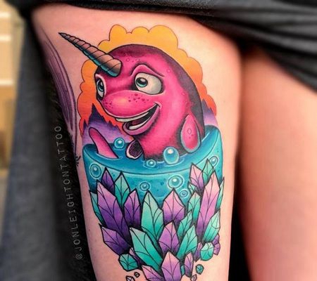 表情略显邪恶的彩色独角鲸大腿纹身图案