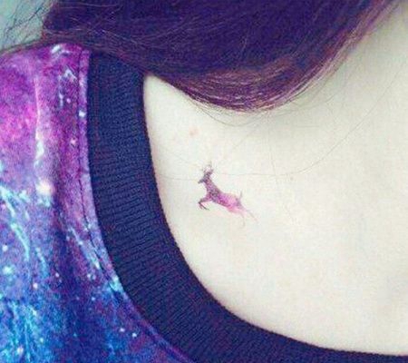 美女锁骨纹了一个跳跃的粉丝鹿图案