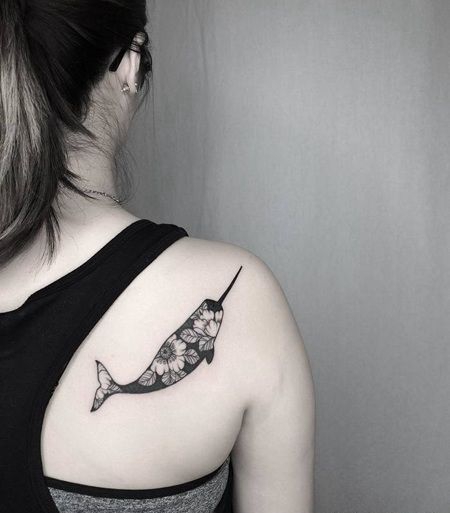 美女后肩花朵独角鲸纹身图片