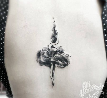女士脊椎部位纹了一个正在跳芭蕾舞的素描女孩