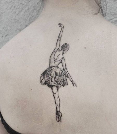 脊椎部位黑白元素的芭蕾舞女孩纹身图片