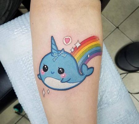 手臂非常可爱的蓝色独角鲸与彩虹纹身图案