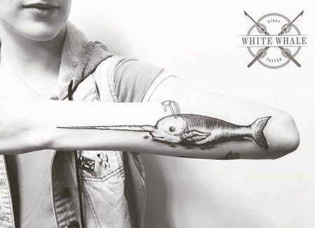 头上长有触角的个性独角鲸纹身图