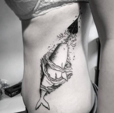 闭着眼跳出海面的独角鲸黑白色纹身图案