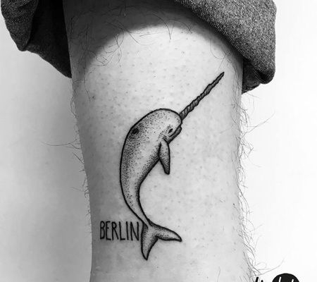 可爱的微笑独角鲸与英文字母纹身图片