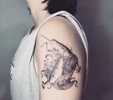 两头可独角鲸在海洋里嬉戏的黑白纹身