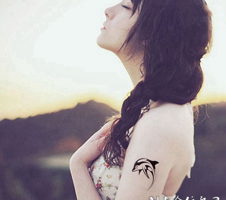 快活的小精灵，美女手臂海豚图腾纹身