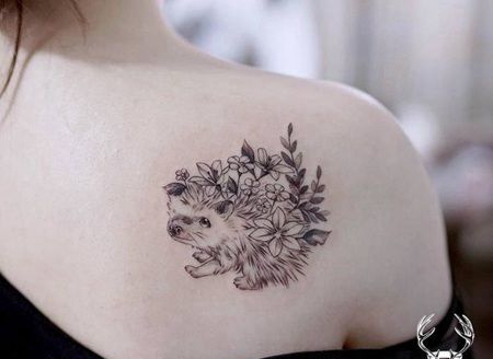 美女后肩身上长花草的唯美刺猬纹身图案