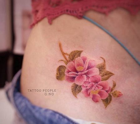漂亮的3D粉丝茶花和黄色叶子腰部纹身图案
