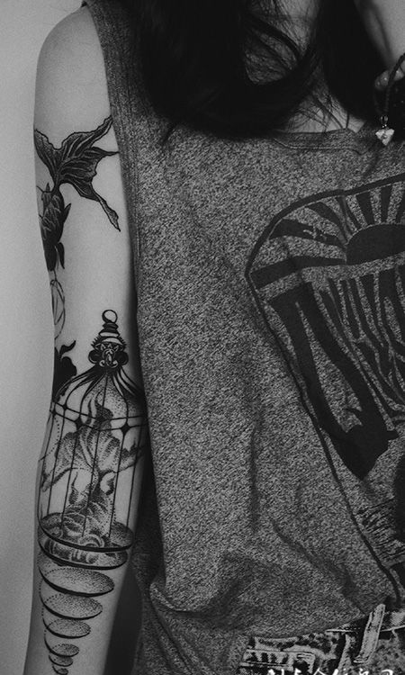 游鱼的牢笼，手臂金鱼点刺创意纹身