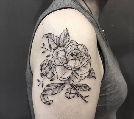 美女胳膊上3多带有素描元素的茶花纹身图案