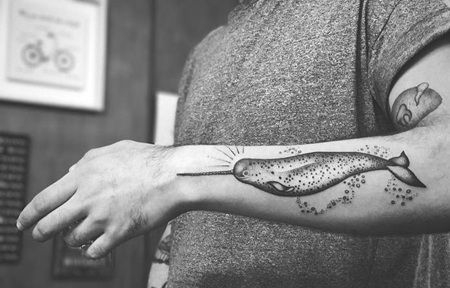 男子手臂可爱的独角鲸黑白纹身图案