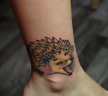 一只张着嘴的黄色刺猬纹身图案