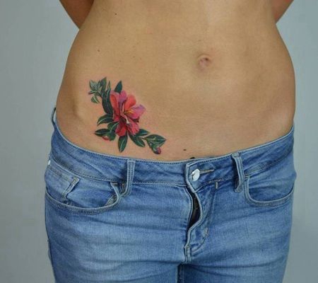 美女腹部美丽的花与叶纹身