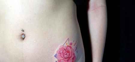 美女腰部创意茶花纹身图案