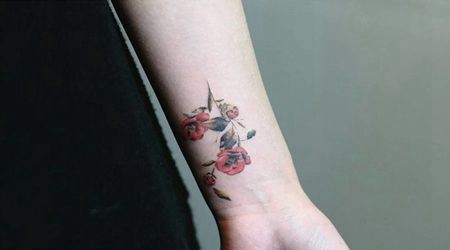 前臂内侧两朵茶花纹身图案