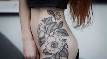 跨部至美女腰部大型茶花黑白色3D纹身图片
