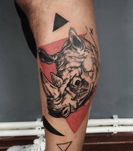 红黑三角形与黑色3D犀牛纹身图片