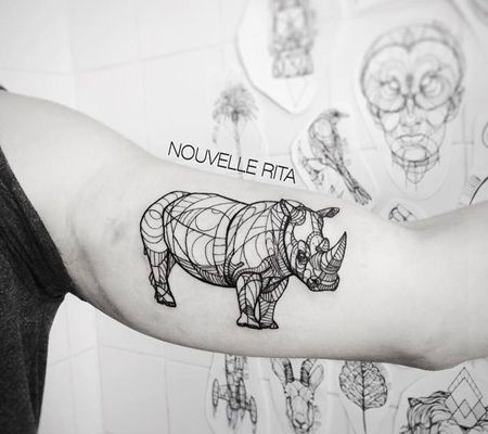 胳膊几何形线条组成的犀牛纹身图片