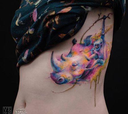 美女肋骨处水彩犀牛头和猴子纹身图片